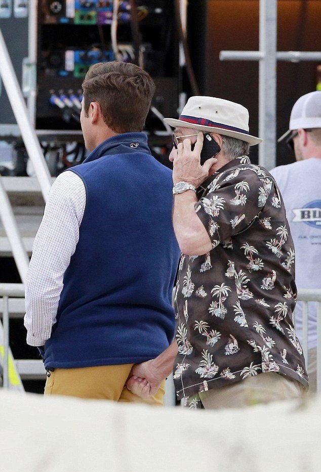 Ο Ρόμπερτ Ντε Νίρο «βάζει» χέρι στον Ζακ Εφρον [εικόνες] | iefimerida.gr 0