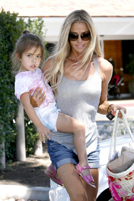 Σπάνια εμφάνιση της Ντένις Ρίτσαρντς-Στα 43 της εξακολουθεί να μοιάζει με 20άρα και να εντυπωσιάζει [εικόνες] | iefimerida.gr 1