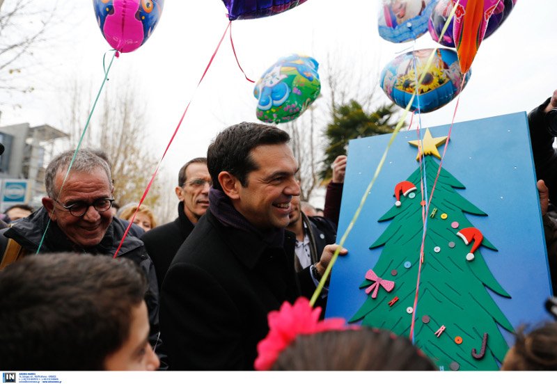 Τσίπρας με προσφυγόπουλα: Η ελληνική κοινωνία αισθάνεται χαρά και συγκίνηση για το διαφορετικό [εικόνες] | iefimerida.gr 2