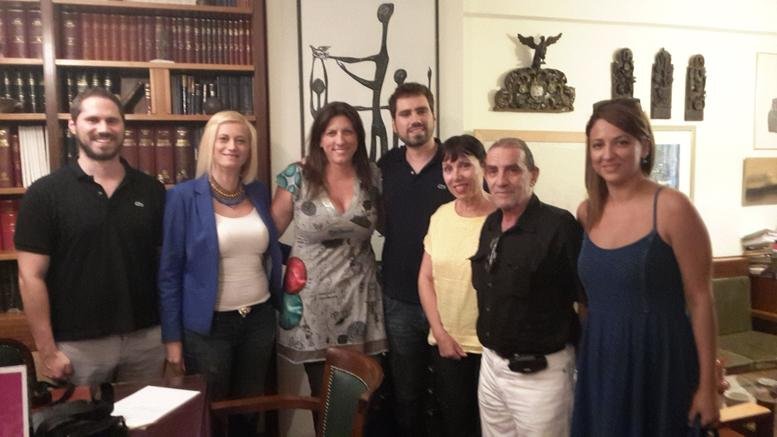 Ζωή και Ραχήλ με το κίνημα «Δεν πληρώνω», στη βουλή | iefimerida.gr 0