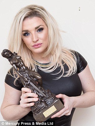 Μεταμορφώθηκε μετά τον θάνατο της καλύτερής της φίλης: Πήρε 26 κιλά, τα έχασε και έγινε μοντέλο για bodybuilding [εικόνες] | iefimerida.gr 4