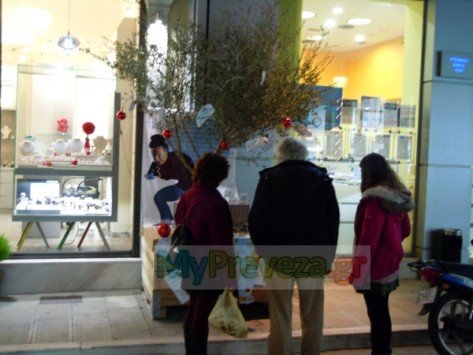 Χριστουγεννιάτικο δέντρο με... λογαριασμούς στην Πρέβεζα [εικόνες] | iefimerida.gr 1