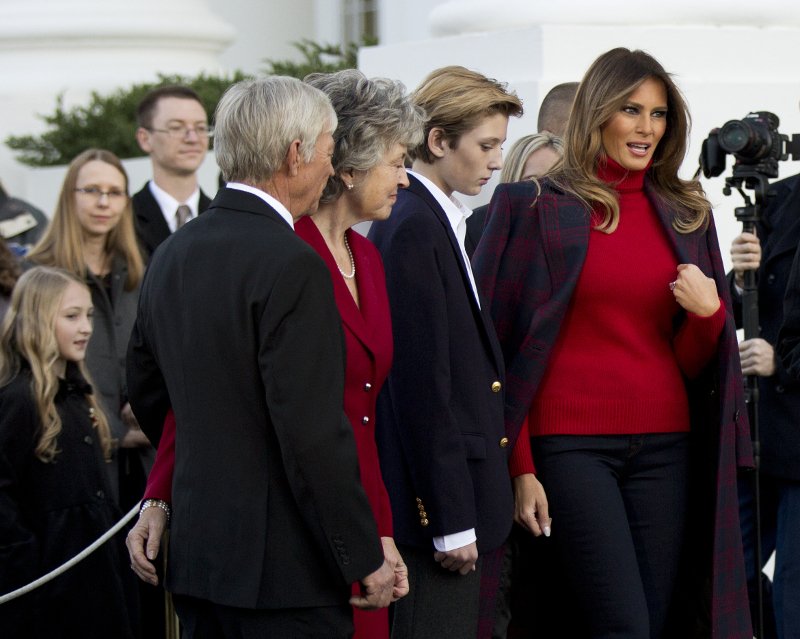 Λευκός Οίκος: Η Μελάνια και ο γιος της Μπάρον παρέλαβαν το χριστουγεννιάτικο δέντρο [εικόνες & βίντεο] | iefimerida.gr 0