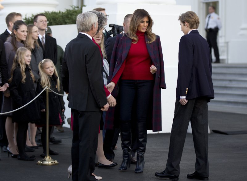 Λευκός Οίκος: Η Μελάνια και ο γιος της Μπάρον παρέλαβαν το χριστουγεννιάτικο δέντρο [εικόνες & βίντεο] | iefimerida.gr 4