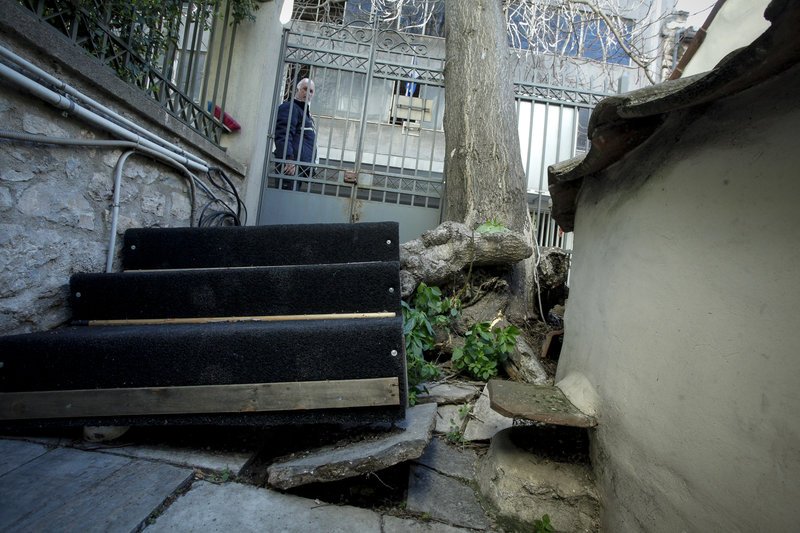 Οι ισχυροί άνεμοι ξερίζωσαν τεράστιο δέντρο στην Πλάκα [εικόνες] | iefimerida.gr 2