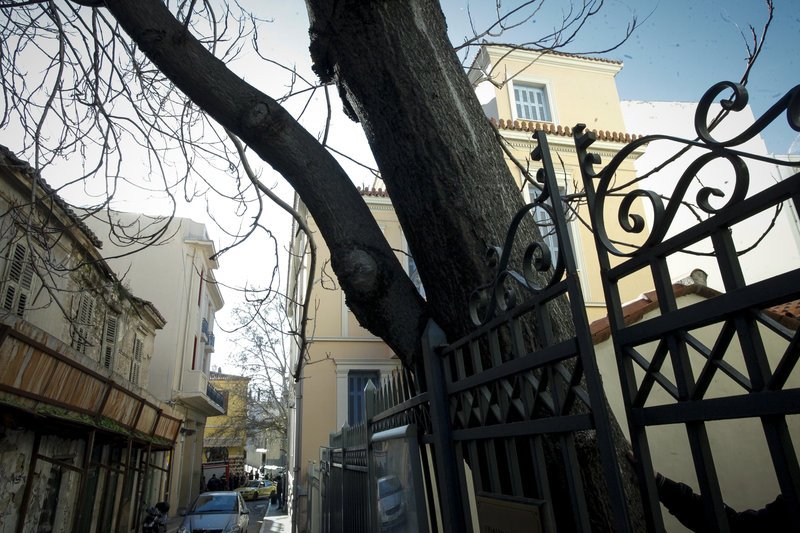 Οι ισχυροί άνεμοι ξερίζωσαν τεράστιο δέντρο στην Πλάκα [εικόνες] | iefimerida.gr 3