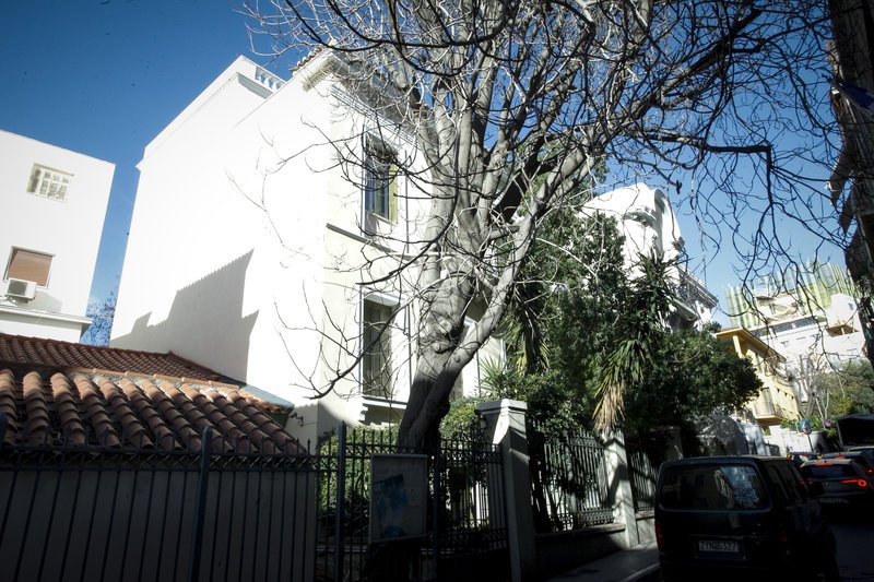 Οι ισχυροί άνεμοι ξερίζωσαν τεράστιο δέντρο στην Πλάκα [εικόνες] | iefimerida.gr 4