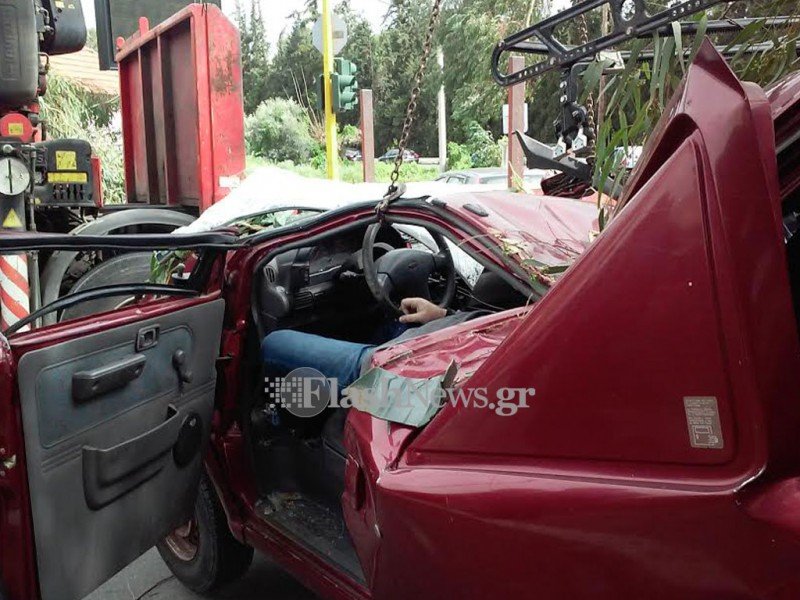 Τραγωδία στα Χανιά: Δέντρο καταπλάκωσε αυτοκίνητο -Νεκρός ο οδηγός [εικόνες] | iefimerida.gr 0