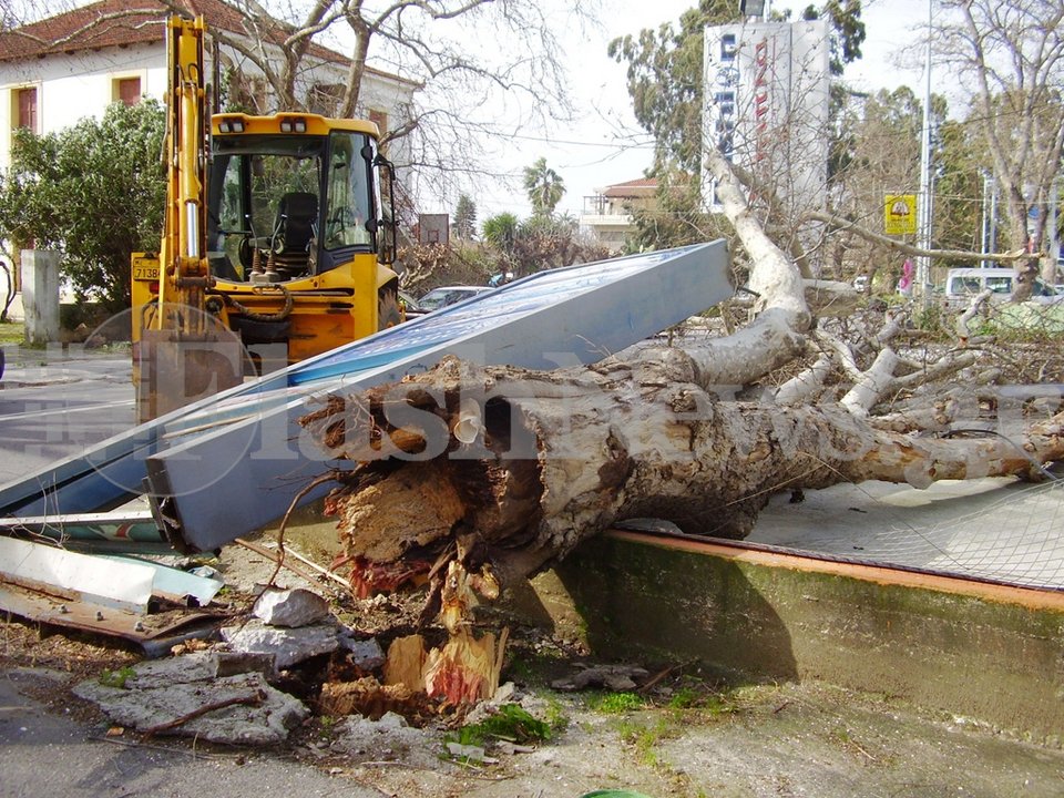 Επικίνδυνα καιρικά φαινόμενα πλήττουν ολόκληρη τη χώρα [εικόνες] | iefimerida.gr 1