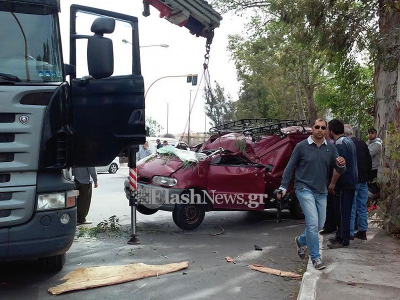 Τραγωδία στα Χανιά: Δέντρο καταπλάκωσε αυτοκίνητο -Νεκρός ο οδηγός [εικόνες] | iefimerida.gr 2