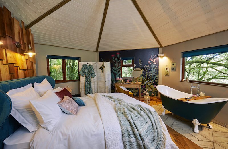 Το δεντρόσπιτο που είναι βγαλμένο από περιοδικό design -Πολυτέλεια μέσα στο πράσινο [εικόνες] | iefimerida.gr 3