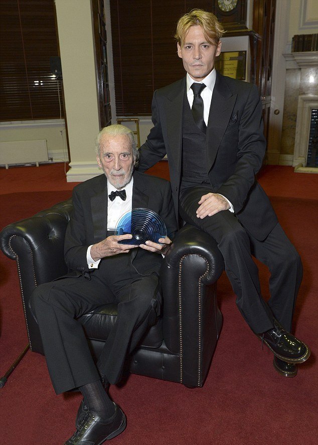 O Johnny Depp έβαψε ξανθά τα μαλλιά του και ασχήμηνε [εικόνες] | iefimerida.gr 0