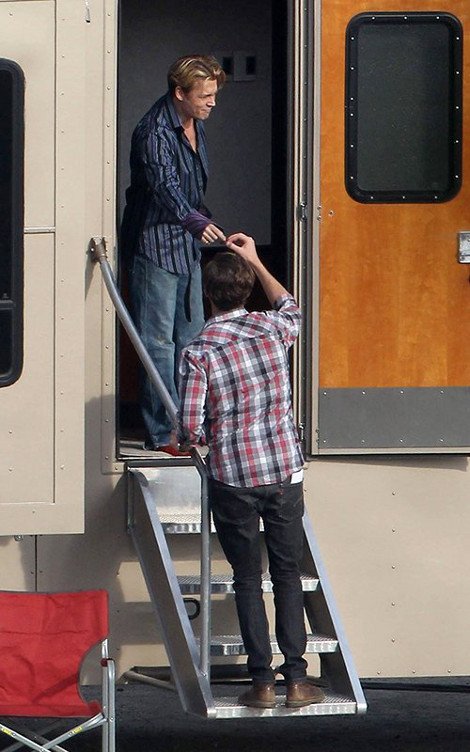 O «κουλ» Τζόνι Ντεπ: Ξανθός, με μουστάκα και ένα πραγματικά ύποπτο τσιγάρο [εικόνες] | iefimerida.gr 0