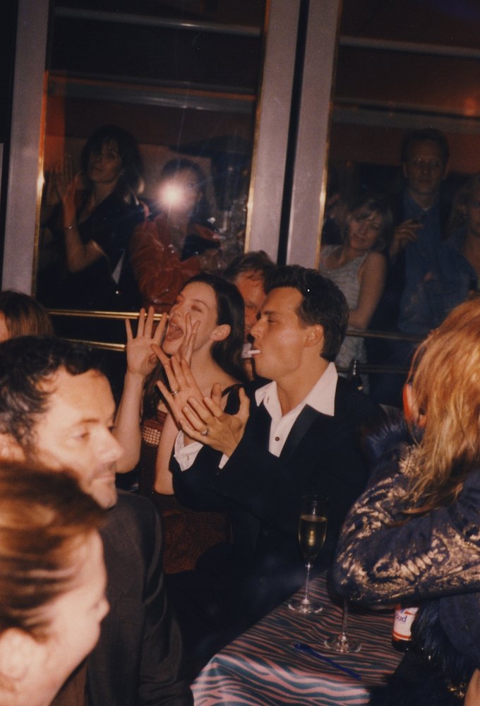 Οι σταρ όπως δεν τους έχουμε ξαναδεί -Ανέκδοτες φωτογραφίες από πάρτι, αγκαλιές και χαλαρές ή ξέφρενες πόζες [εικόνες] | iefimerida.gr 13