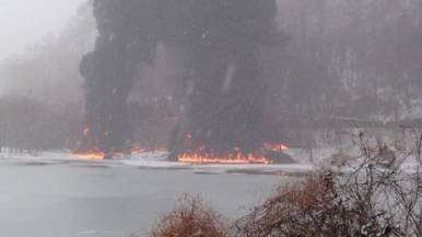 Πύρινη κόλαση στη Βιρτζίνια: Τρένο με πετρέλαιο εκτροχιάστηκε και προκάλεσε φωτιά [εικόνες & βίντεο] | iefimerida.gr 1