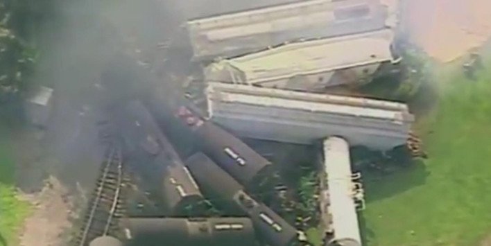 ΗΠΑ: Εκτροχιάστηκε εμπορική αμαξοστοιχία και πήρε φωτιά -[εικόνα&βίντεο] | iefimerida.gr 0