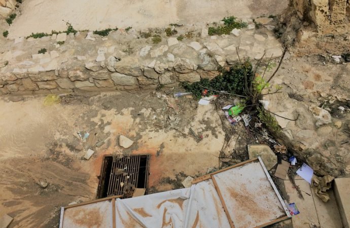 Στο έλεος η Πύλη Δέρματα στο Ηράκλειο: Το ενετικό τείχος «πνίγεται» στα σκουπίδια [εικόνα] | iefimerida.gr 2