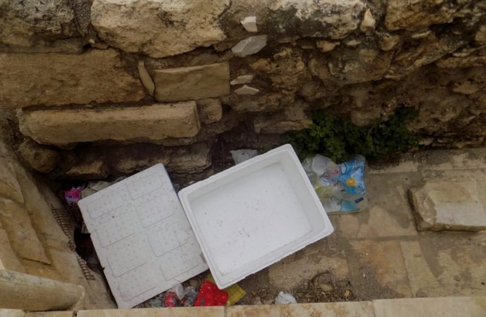 Στο έλεος η Πύλη Δέρματα στο Ηράκλειο: Το ενετικό τείχος «πνίγεται» στα σκουπίδια [εικόνα] | iefimerida.gr 1