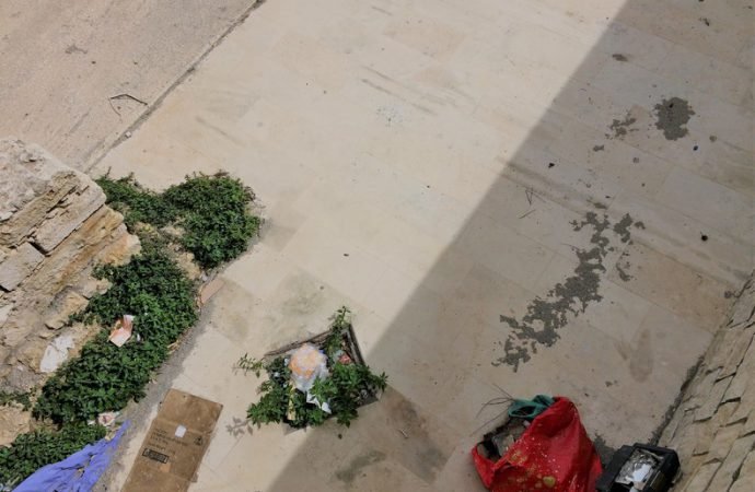 Στο έλεος η Πύλη Δέρματα στο Ηράκλειο: Το ενετικό τείχος «πνίγεται» στα σκουπίδια [εικόνα] | iefimerida.gr 0