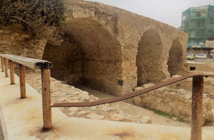 Στο έλεος η Πύλη Δέρματα στο Ηράκλειο: Το ενετικό τείχος «πνίγεται» στα σκουπίδια [εικόνα] | iefimerida.gr 5