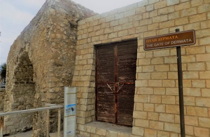 Στο έλεος η Πύλη Δέρματα στο Ηράκλειο: Το ενετικό τείχος «πνίγεται» στα σκουπίδια [εικόνα] | iefimerida.gr 4