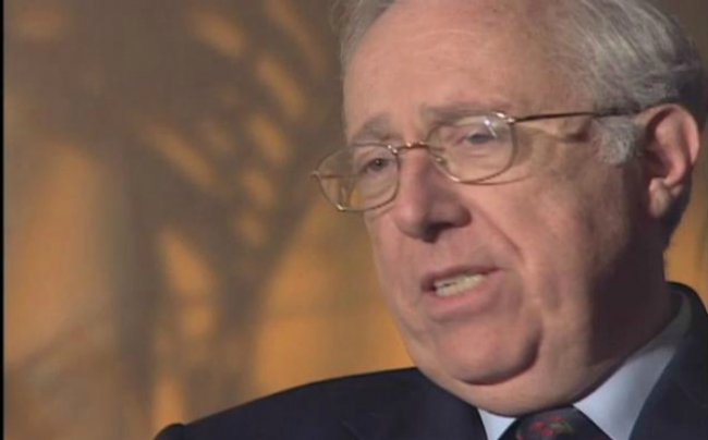 Ο Δερτούζος υπήρξε διακεκριμένος καθηγητής και διευθυντής του Εργαστηρίου Επιστήμης Υπολογιστών του Πανεπιστημίου MIT των ΗΠΑ. 