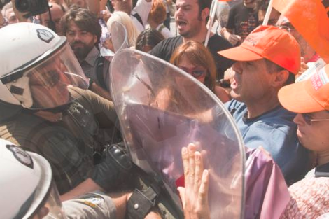 Ενταση στην πορεία εκπαιδευτικών και ομολογιούχων στη ΔΕΘ [εικόνες&βίντεο] | iefimerida.gr 1