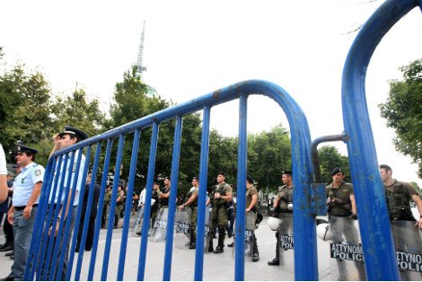 Σε κλοιό διαδηλώσεων η Θεσσαλονίκη: Πολλοί δρόμοι κλειστοί - Φρούριο η πόλη [εικόνες&βίντεο] | iefimerida.gr 1