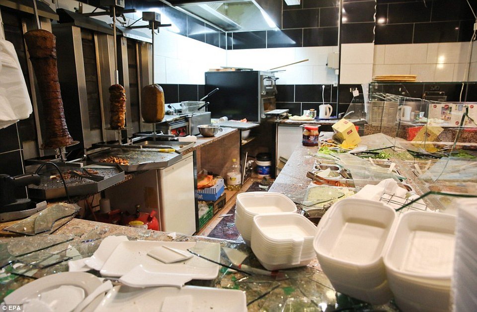 Γερμανία: Ακροδεξιοί τα έκαναν γυαλιά καρφιά -Διαμαρτύρονταν κατά των μεταναστών [εικόνες] | iefimerida.gr 3