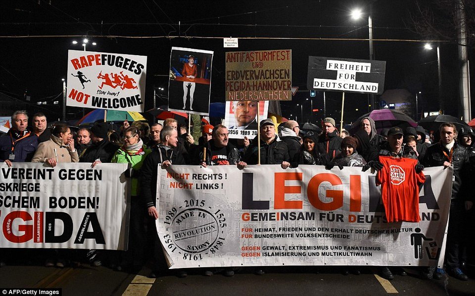 Γερμανία: Ακροδεξιοί τα έκαναν γυαλιά καρφιά -Διαμαρτύρονταν κατά των μεταναστών [εικόνες] | iefimerida.gr 5