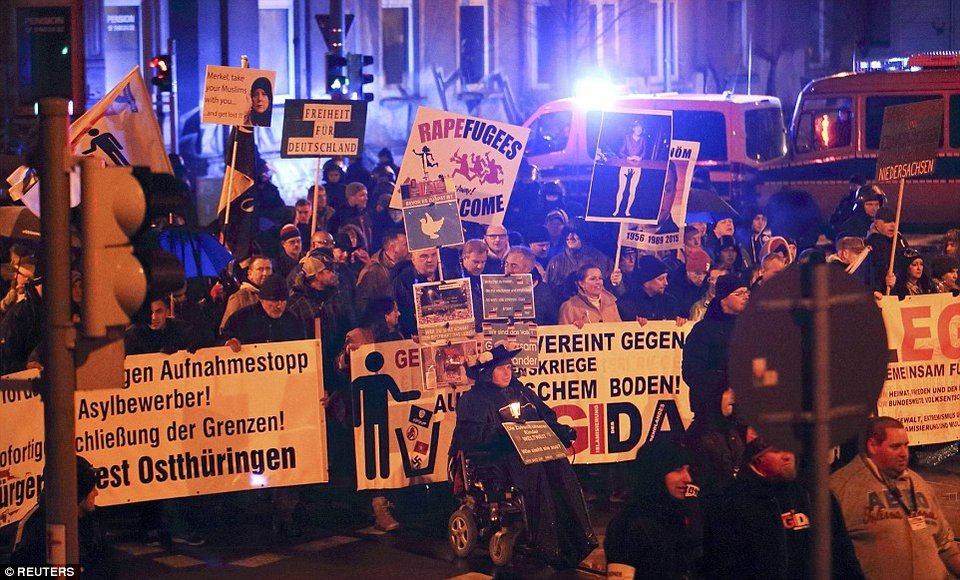 Γερμανία: Ακροδεξιοί τα έκαναν γυαλιά καρφιά -Διαμαρτύρονταν κατά των μεταναστών [εικόνες] | iefimerida.gr 6