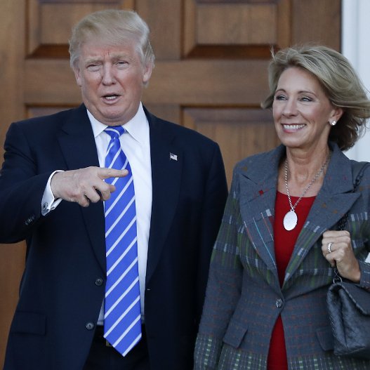 Συντηρητική, πάμπλουτη και φιλάνθρωπος η υπουργός Παιδείας που διάλεξε ο Τραμπ [εικόνες]  | iefimerida.gr 2