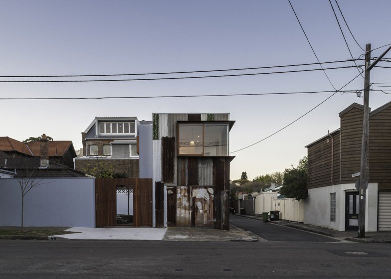 DeZeen: Η εκπληκτική μίνιμαλ... τσίγκινη παράγκα του αρχιτέκτονα Ραφαέλο Ροσελίνι [εικόνες] | iefimerida.gr 1