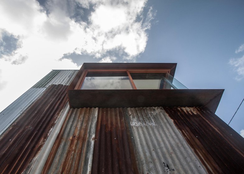 DeZeen: Η εκπληκτική μίνιμαλ... τσίγκινη παράγκα του αρχιτέκτονα Ραφαέλο Ροσελίνι [εικόνες] | iefimerida.gr 3