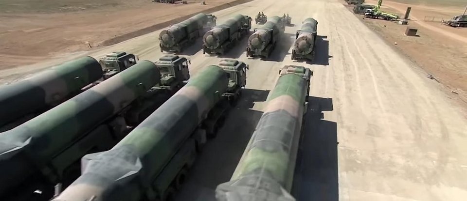 ΗΠΑ-Κίνα-Ρωσία συγκρίνουν τους στρατούς τους -Μπρα ντε φερ με μεγαλειώδεις παρελάσεις [εικόνες & βίντεο] | iefimerida.gr 1