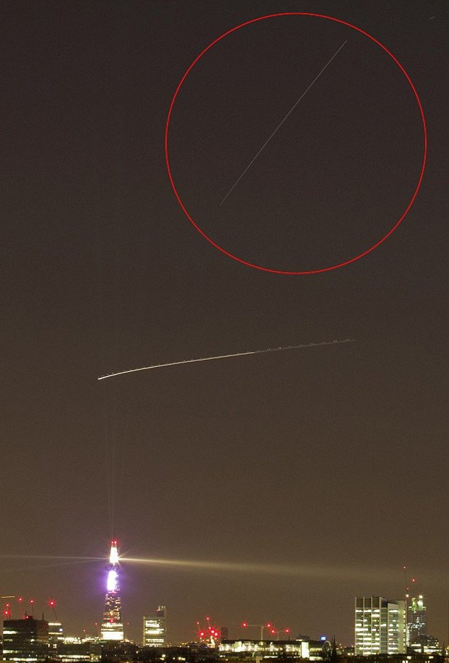  Η λάμψη στον ουρανό του Λονδίνουτην Παραμονή των Χριστουγέννων που έκανε μικρούς και μεγάλους να πιστέψουν ότι ήταν ο Αγιος Βασίλης με το έλκηθρο [εικόνες] | iefimerida.gr 0