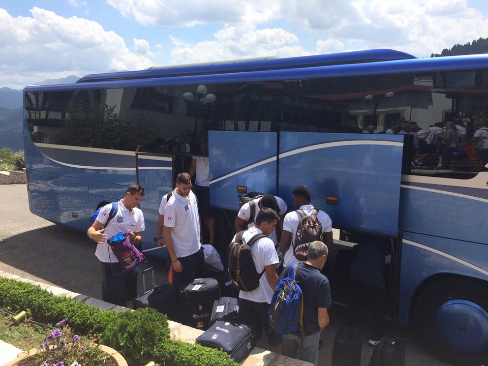 Εθνική ομάδα μπάσκετ: Αποθέωση στο Καρπενήσι, υποδοχή με παραδοσιακές στολές [εικόνες & βίντεο]  | iefimerida.gr 0