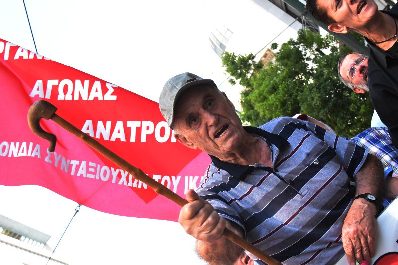 Μεγάλη πορεία συνταξιούχων στο Σύνταγμα -Φωνές κατά της κυβέρνησης για τις «βάρβαρες περικοπές» [εικόνες] | iefimerida.gr 3