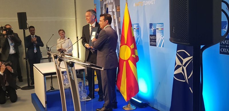 Σαν μικρό παιδί πανηγύριζε ο Ζάεφ για την πρόσκληση από το ΝΑΤΟ -Φίλησε το στυλό [εικόνες & βίντεο] | iefimerida.gr 4