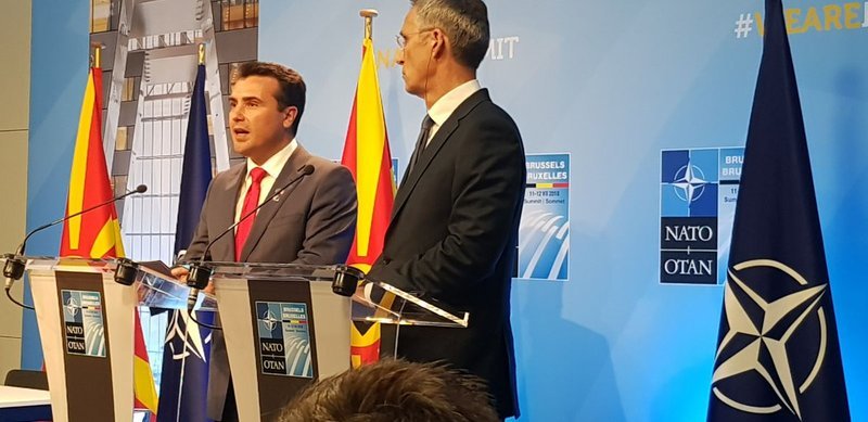 Σαν μικρό παιδί πανηγύριζε ο Ζάεφ για την πρόσκληση από το ΝΑΤΟ -Φίλησε το στυλό [εικόνες & βίντεο] | iefimerida.gr 3