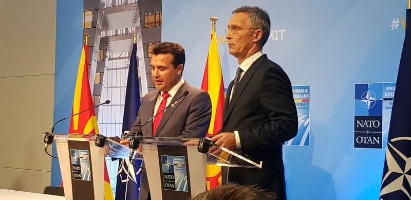 Σαν μικρό παιδί πανηγύριζε ο Ζάεφ για την πρόσκληση από το ΝΑΤΟ -Φίλησε το στυλό [εικόνες & βίντεο] | iefimerida.gr 2