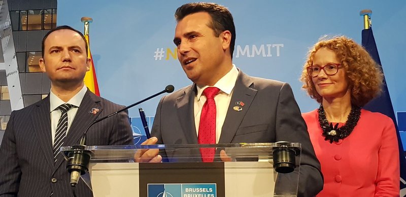 Σαν μικρό παιδί πανηγύριζε ο Ζάεφ για την πρόσκληση από το ΝΑΤΟ -Φίλησε το στυλό [εικόνες & βίντεο] | iefimerida.gr 1