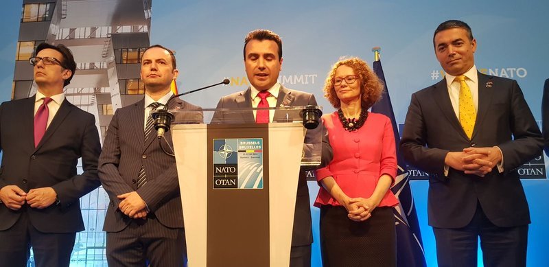 Σαν μικρό παιδί πανηγύριζε ο Ζάεφ για την πρόσκληση από το ΝΑΤΟ -Φίλησε το στυλό [εικόνες & βίντεο] | iefimerida.gr 0