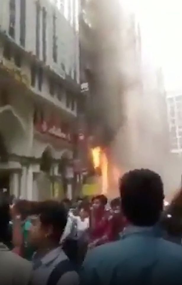 Πύρινη κόλαση  στο Μπαγκλαντές -Πηδούν από κτίριο 19 ορόφων για να σωθούν [βίντεο] | iefimerida.gr 0