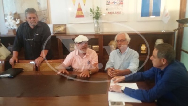 Διαμαρτυρία των αμαξάδων των Χανίων στο Δημαρχείο [εικόνες & βίντεο] | iefimerida.gr 2