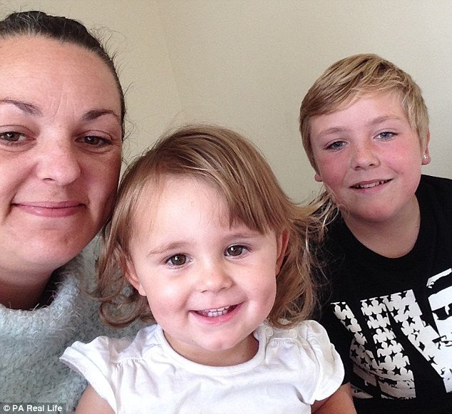 Ισως η πιο τυχερή Βρετανίδα - Συμμετέχει σε 400 διαγωνισμούς την ημέρα, έχει κερδίσει δώρα 35.000 λιρών [εικόνες]  | iefimerida.gr 0