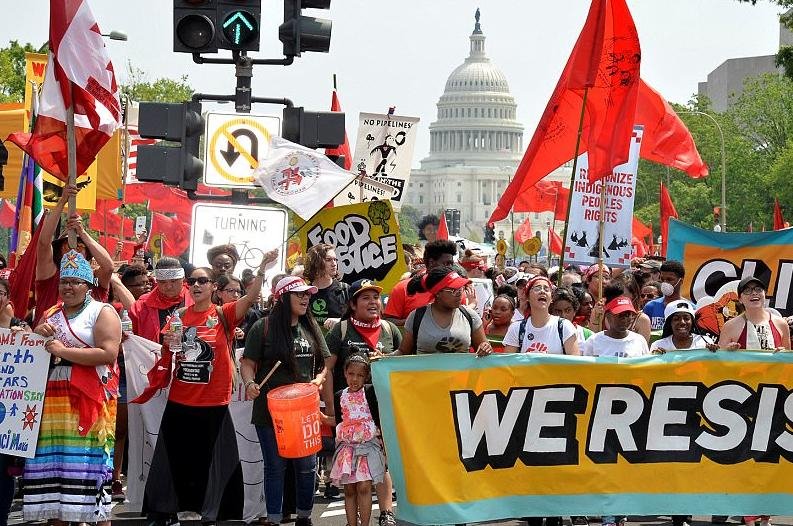 Ο Ντι Κάπριο στην πρώτη γραμμή σε διαδήλωση κατά του Τραμπ -Για την κλιματική αλλαγή [εικόνες] | iefimerida.gr 0