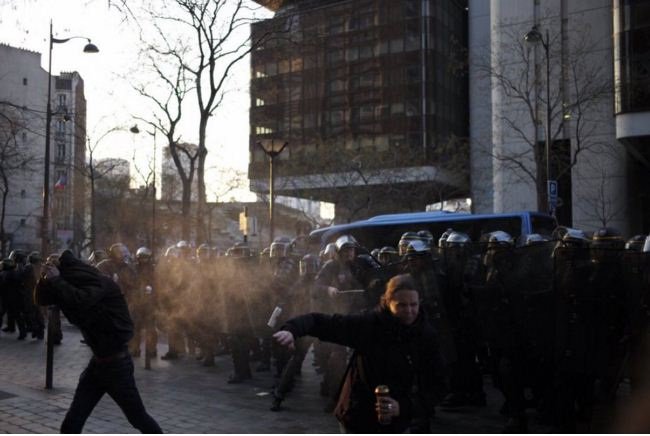 Αγριες συγκρούσεις στο Παρίσι μεταξύ αστυνομίας και φοιτητών [εικόνες&βίντεο]  | iefimerida.gr 2