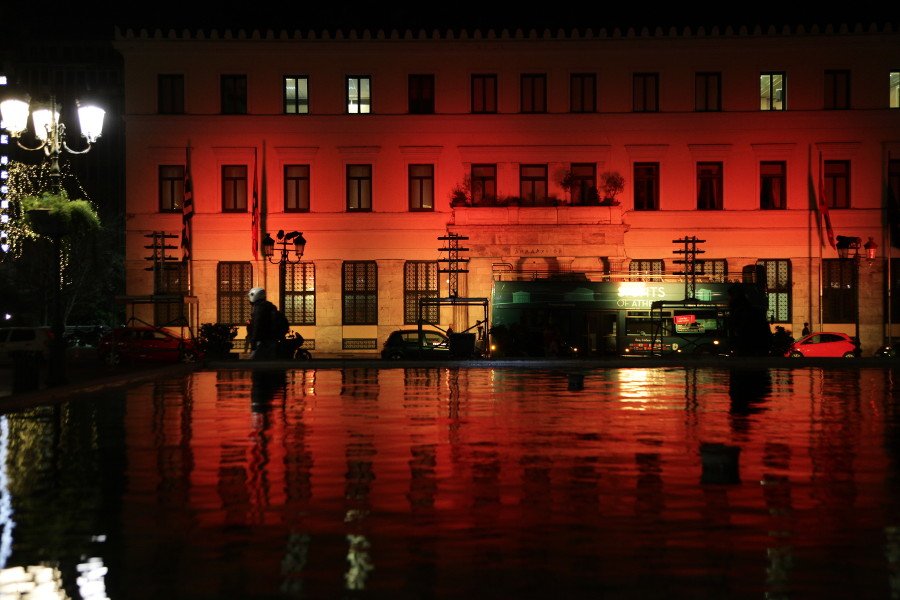 Στα χρώματα της γερμανικής σημαίας το δημαρχείο της Αθήνας [εικόνες] | iefimerida.gr 0