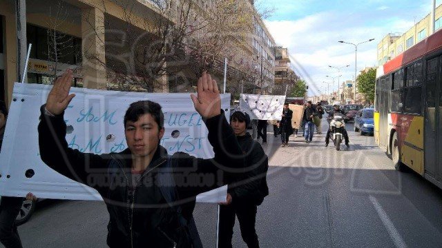 Κατασκήνωσαν πρόσφυγες στην πλατεία Αριστοτέλους [εικόνες & βίντεο] | iefimerida.gr 3